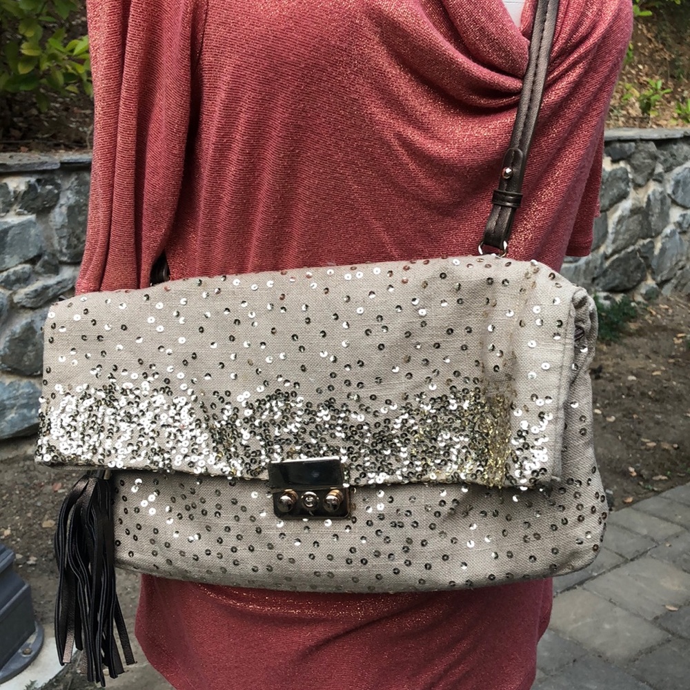 Linen w/ Gold Glitter Accent Cross Over.